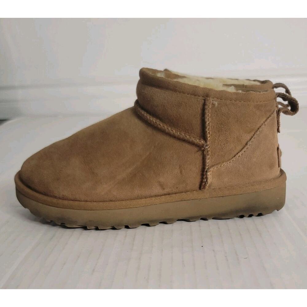 UGG Classic Women's Boots Size 7 Tan S/N 1116109 Suede Ankle Booties Comfort
